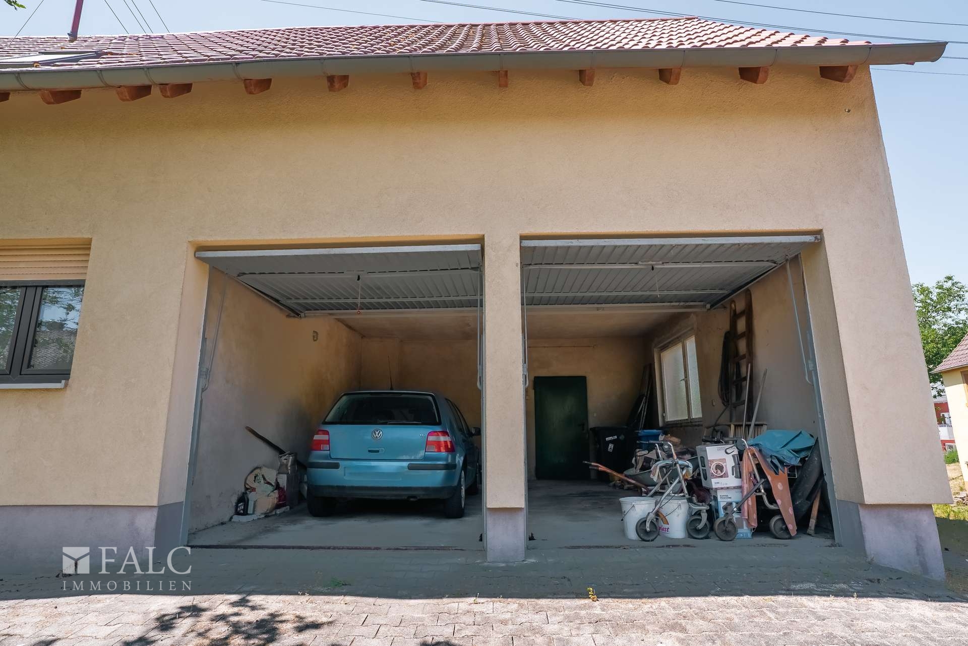 Garage von draussen